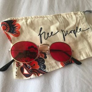 Free People 🌸 90’s oval sunnies